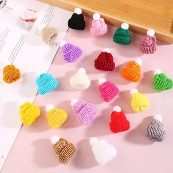 10 adet Mini Örgü Şapkalar Noel Mini Örgü Bebek Şapka Mini Yün Şapka Noel Süsler için DIY dikiş El Sanatları Malzemeleri