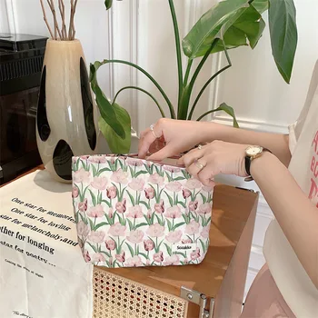 1 Adet Estetik Çiçek Makyaj Çantası Kadınlar için Kore Moda Lale Çiçek Serisi Kozmetik Çantaları Güzel Açık Taşınabilir Çanta