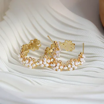 Huitan Çiçek Şekilli İmitasyon İnci Hoop Küpe Altın Renk Kadınlar için Mizaç Romantik Kadın Küpe Yeni moda takı
