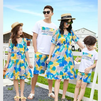 Yaz Plaj Aile Eşleştirme Kıyafetler Anne Kızı çiçekli elbiseler Baba Oğul T-shirt + Şort Tatil Çift Giyim Seti Sahil